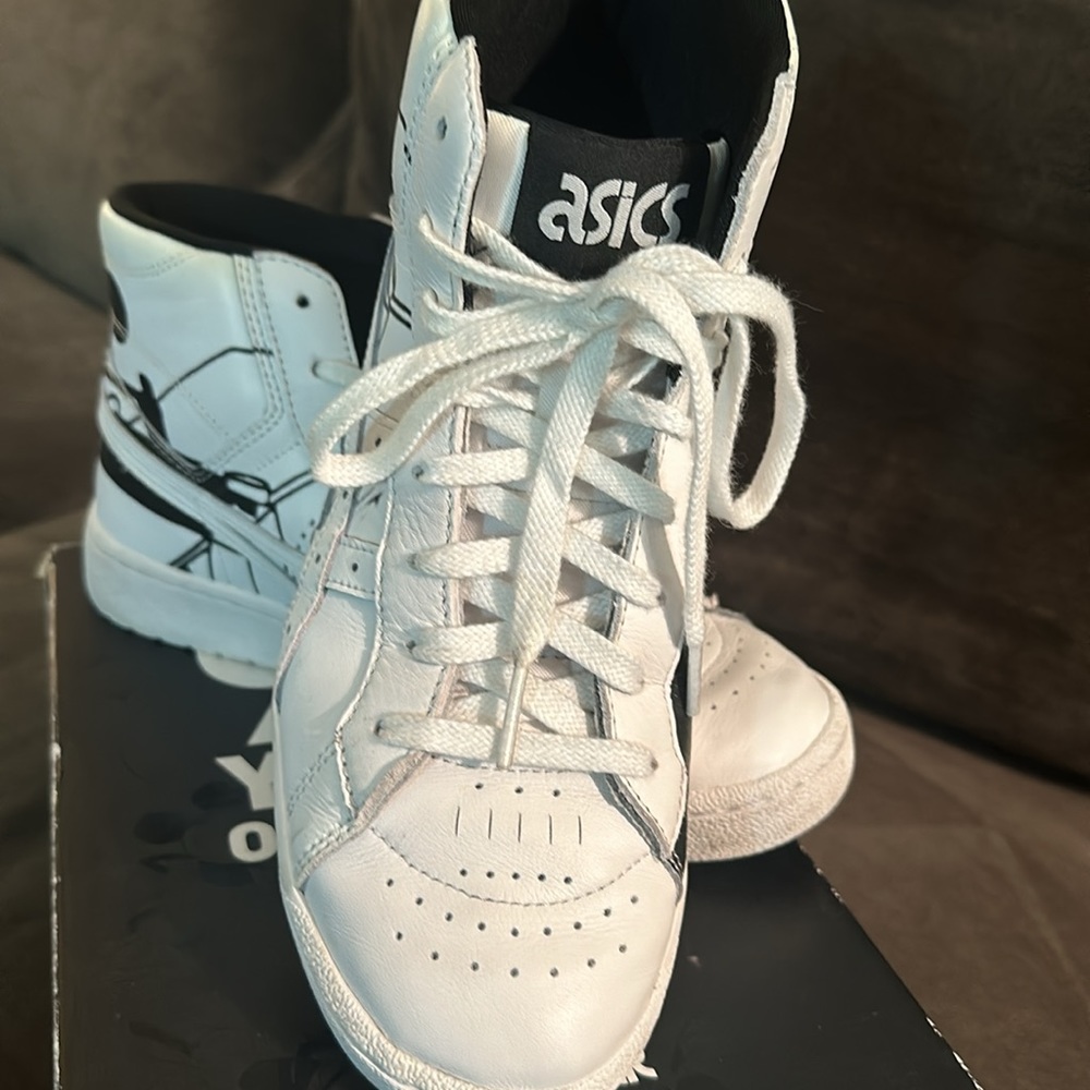 ASICS GEL-PTG MT white men’s 7 1/2 women’s 9. 90 years of Mickey